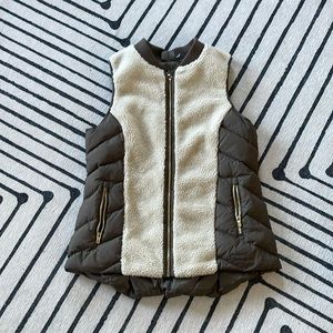 ATHLETA sharpa vest (olive/cream)